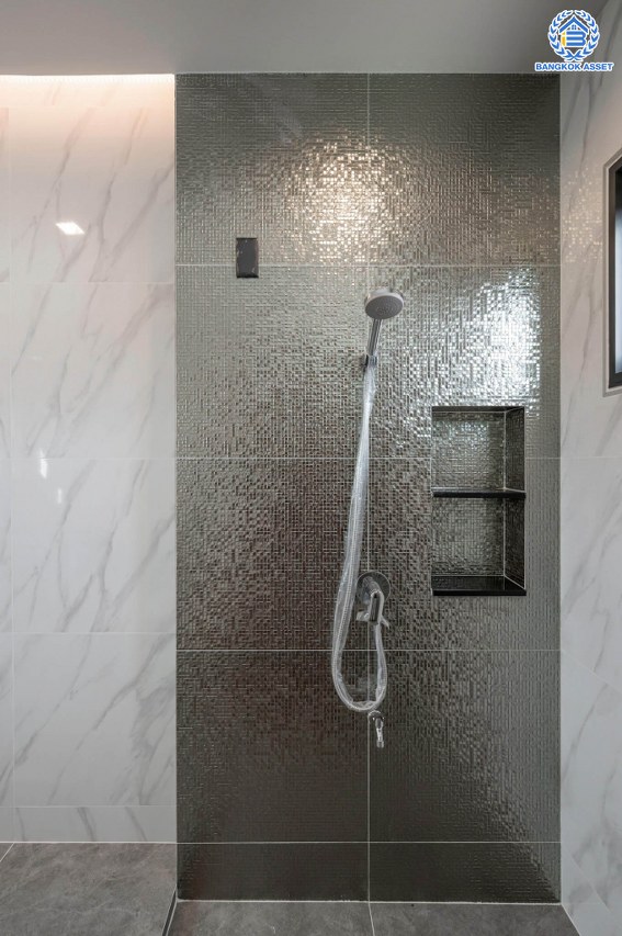 บ้านเดี่ยวฟิลคฤหาสน์มือสองตกแต่งใหม่ แบรนด์ LH ดีไซน์สุดหรูหรา โครงการ ลดาวัลย์ ปิ่นเกล้า เนื้อที่ 178.6 ตร.ว. บนพื้นที่ใช้สอยถึง 651.84 ตร.ม. ฟังก์ชันจัดเต็ม 5 ห้องนอน 7 ห้องน้ำ  1 ห้องแม่บ้าน จอดรถได้ถึง 3 คัน ทำเลศักยภาพติดถนนบรมราชชนนี เชื่อมต่อหลายเส้นทาง ใกล้มหาวิทยาลัยมหิดล และเซ็นทรัลศาลายา